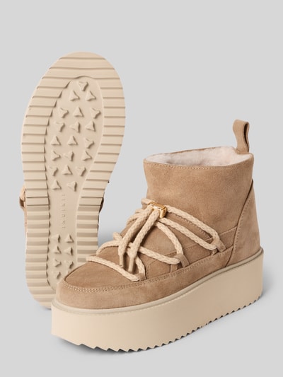 Produktfoto, Boots aus leer met coating, afgerond model, Model 'CLASSIC LOW PLATFORM' van INUIKII, profiel plateauzool, labeldetail, dames, maat 40, hakhoogte 6 cm, schachthoogte 12 cm, schachtbreedte 12 cm, vetersluiting met koordstopper.