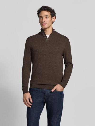 Männermodel trägt Slim Fit Pullover aus Woll-Mix von Profuomo in Braun, Imitacja dzianiny, Kołnierz zapinany, Ganzkörperansicht von vorne, Długość tyłu w rozmiarze M: 73 cm, Długość rękawów w rozmiarze M: 68 cm