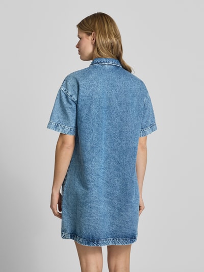 Vrouwenmodel draagt Loose Fit Jeanskleid aus Baumwoll-Mix Modell 'SKY' van Pieces, denim-look, mini, hoge hals, korte mouw, rechte zoom, achterkant volledig zichtbaar, Ganzkörperansicht Rückansicht.