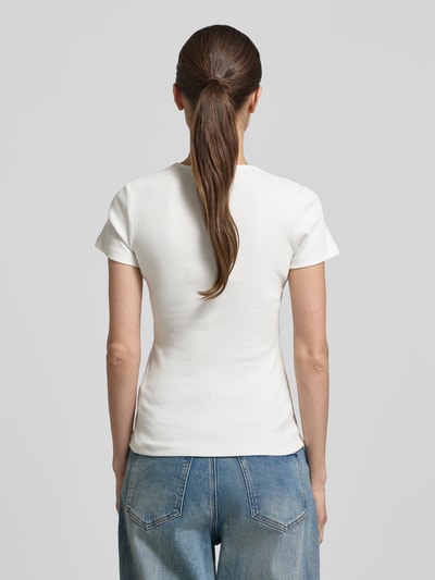 Vrouwenmodel draagt T-shirt met V-hals van More & More in wit, mix van katoen en elastaan, dames, eng aanliggende pasvorm, korte mouw, ruglengte bij maat 36: 57 cm, geheel van achteren