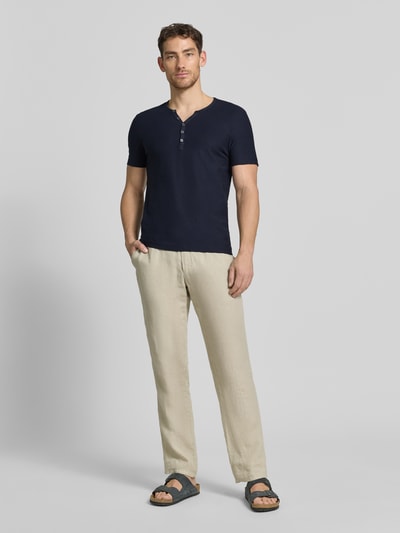 Männermodel trägt T-Shirt mit V-Ausschnitt und Knopfleiste von MCNEAL in Dunkelblau, Reine Baumwolle, Regular-Fit, Ganzkörperansicht von vorne. Rückenlänge bei Größe M: 68 cm.