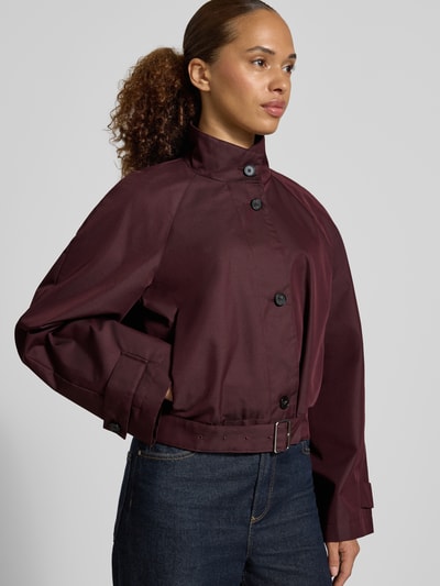 Kobieta nosi bluzon w kolorze ciemnego burgundu z mieszanki bawełny, Regular Fit Blouson aus Baumwoll-Mix od Marc O'Polo, damska bomberka, całkowite ujęcie przód.