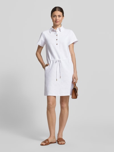 Frauenmodel trägt Regular Fit Kleid mit Polo-Kragen Modell 'Torrin' von JOOP! aus weißem elastischem Baumwoll-Mix, Kurzärmelig, Tunnelzug, Ganzkörperansicht von vorne.