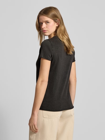 Frauenmodel trägt Regular Fit T-Shirt aus reiner Baumwolle Modell 'LUCY' von ONLY, jednokolorowy, dżersej, krótki rękaw, zrolowane brzegi, nadruk z motywem, okrągły dekolt, widok całej sylwetki od tyłu