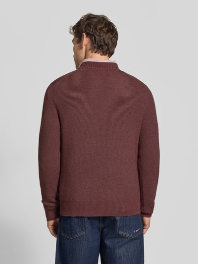Männermodel trägt Regular Fit Pullover aus Viskose-Mix Modell 'MATTI' von Jake*s Studio Men in dunkelrot, strukturierte Oberfläche, Ganzkörperansicht Rückansicht.