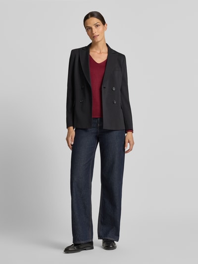 Frauenmodel trägt Regular Fit Pullover aus Baumwoll-Mix von Tom Tailor in Dunkelrot, kombiniert mit dunkler Jeans, Ganzkörperansicht von vorne, Damen Pullover von Tom Tailor.