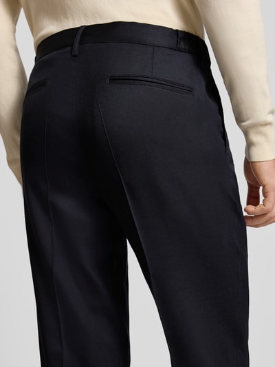 Männermodel trägt Anzughose aus Wolle-Elasthan-Mix mit Bügelfalten von Profuomo, Slim Fit, Gesäßtaschen, Nahaufnahme Rückansicht.