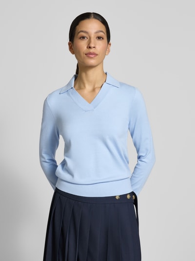 Vrouwenmodel draagt Regular Fit Longsleeve uit viscosemix met polokraag van Christian Berg Woman, lichtblauw, gebreide look, getailleerde pasvorm, voorkant bovenlichaam close-up.