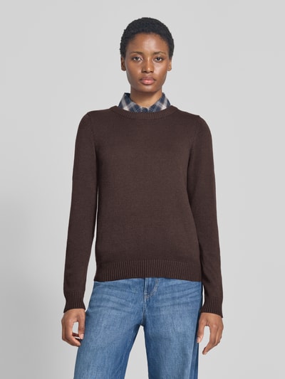Frauenmodel trägt Strickpullover aus Viskose-Mix von VILA in Dunkelbraun, gerippte Abschlüsse, Ganzkörperansicht von vorne.