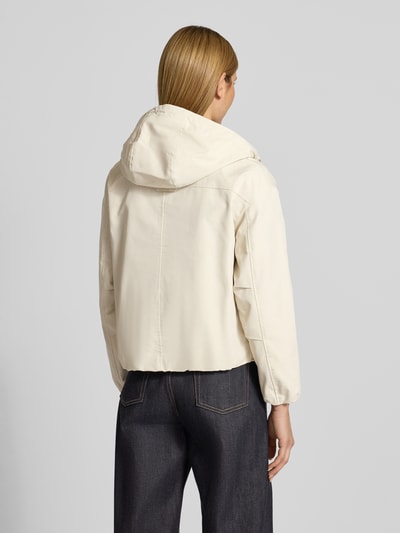 Männermodel trägt Regular Fit Parka aus Baumwoll-Mix von s.Oliver RED LABEL, kolor jednolity, kaptur, długi rękaw, materiał gładki, Ganzkörperansicht Rückansicht.