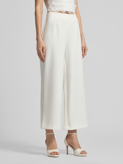 Frauenmodel trägt Straight Fit Stoffhose mit Viskose-Anteil Modell 'Leonie' von GUIDO MARIA KRETSCHMER WOMAN, weiß, Ziernähte, weites Bein, Elastischer-Material-Mix, Ganzkörperansicht von vorne.