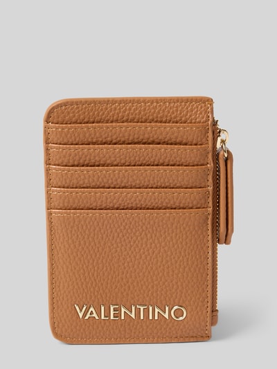 Produktfoto, Portemonnaie in Leder-Optik Modell 'Brixton' von VALENTINO BAGS, cognacfarben, goldene Logo-Applikation, strukturiertes Material, mehrere Steckfächer.