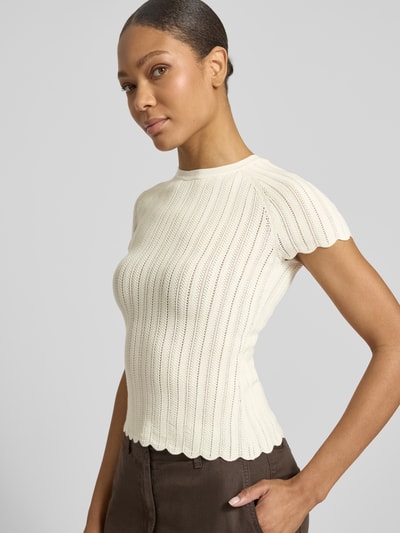 Frauenmodel trägt Slim Fit Strickpullover aus Viskose-Mix Modell 'FICE' von BOSS Orange in Creme mit Strukturmuster, Nahaufnahme Oberkörper.