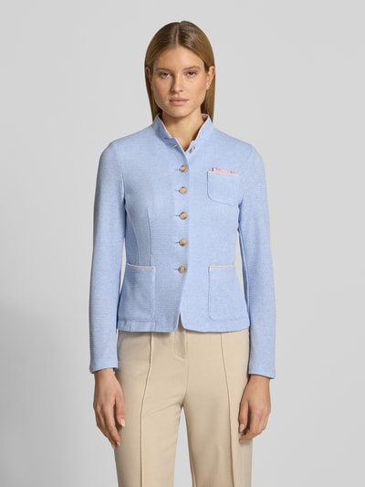 Kobiece modelka nosi Blazer mit Stehkragen und Brusttasche od WHITE LABEL, mieszanka materiałów z dodatkiem wiskozy, taliowany krój, stójka, listwa guzikowa, naszywana brustasza i wpuszczane kieszenie, długość tyłu w rozmiarze 36: 55 cm, szerokość w rozmiarze 36: 44 cm, długość rękawów w rozmiarze 36: 62 cm, jasnoniebieski i beżowy, gładka faktura, widok całej sylwetki od przodu.