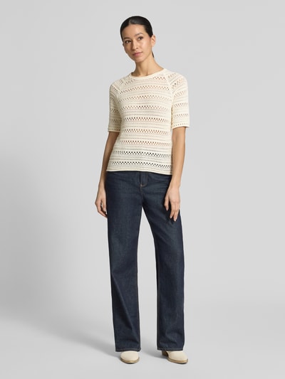 Modelka nosi Strickshirt mit Rundhalsausschnitt von Jake*s Casual z bawełny, krój regular fit, zrolowany brzeg, długość tyłu 52 cm, długość rękawów 26 cm, całkowity widok z przodu.
