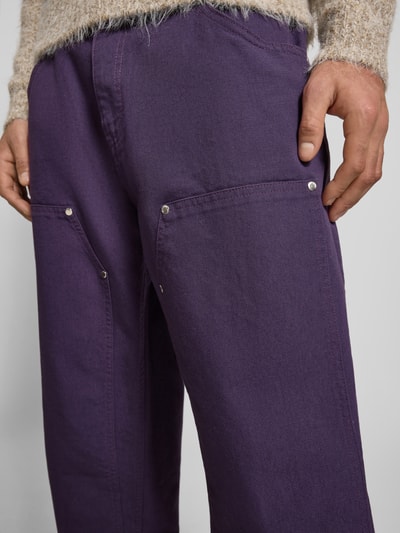 Männermodel trägt Loose Fit Jeans mit Eingrifftaschen Modell 'DOUBLE KNEE TYRELL PANT' von Edwin in Lila, Nahaufnahme Oberschenkel, reine Baumwolle