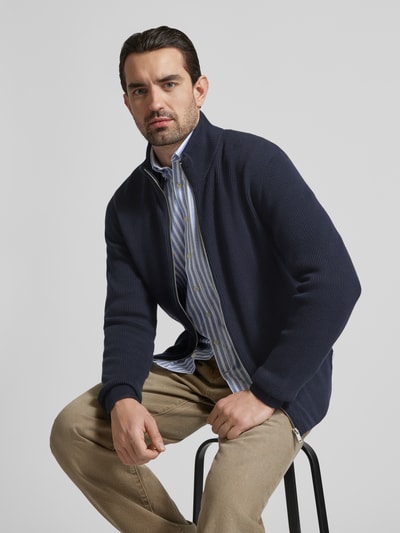Männermodel trägt Cardigan mit Stehkragen und Reißverschluss von Lindbergh im Baumwoll-Mix, Regular-Fit, Ripp-Optik, Nahaufnahme Oberkörper.