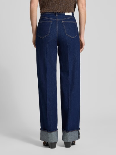 Kobiece model prezentuje Regular Fit Wide Leg Jeans aus Baumwoll-Mix von Tom Tailor Denim, ciemnoniebieski denim, wysokie talia, detal label patch, pięć kieszeni, szerokie nogawki, tekstura bawełny, krój regular fit, szwy kontrastowe, widok całej sylwetki od tyłu
