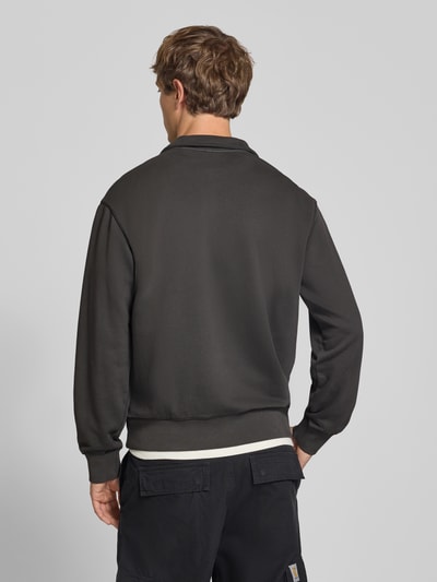 Männermodel trägt Regular Fit Sweatshirt aus reiner Baumwolle von G-Star RAW in Dunkelgrau, weiche Oberfläche, Ganzkörperansicht Rückansicht