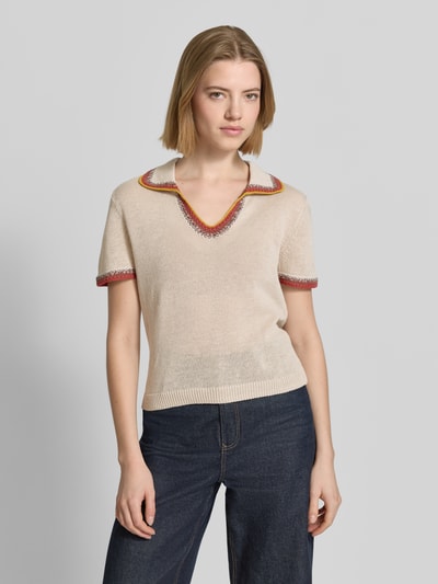 Frauenmodel trägt T-Shirt in Strick-Optik mit Kontrastkante von Stefanel aus Baumwoll-Flachs-Mix, Polokragen, Straight Fit, Damen T-Shirt, Nahaufnahme Oberkörper.