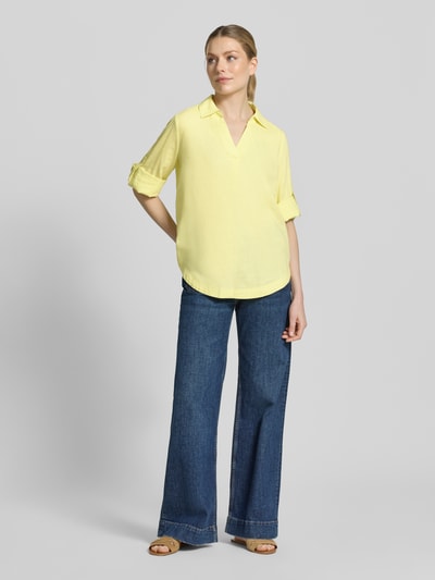 Frauenmodel trägt Relaxed Fit Hemdbluse aus Leinen-Viskose-Mix von s.Oliver RED LABEL in Optik: Unifarben, Ganzkörperansicht von vorne.