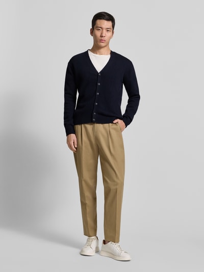 Mannelijk model draagt Strickjacke met knoopsluiting model 'KARL' van Casual Friday, donkerblauw, slim fit, katoenmix, geribde boorden, V-hals, vooraanzicht volledige lichaamsopname.