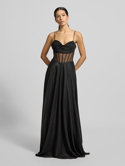 Modelka nosi Abendkleid mit Spaghettiträger von Jake*s Cocktail, czarny, taliowany krój, ramiączka, dekolt serce, marszczenia, kryty zamek, nieprzezroczysta halka, długość tyłu w rozmiarze 36: 128 cm, szerokość w rozmiarze 36: 36 cm, widok całej sylwetki z przodu.