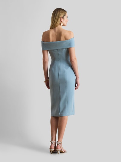 Frauenmodel trägt Eng anliegendes Cocktailkleid mit Carmen-Ausschnitt Modell 'WOVEN-BODYCON-DRESSES' von Lauren Ralph Lauren in Optik: Unifarben, Passform: Eng anliegend, Länge: Knielang, Ausschnitt: Carmen-Ausschnitt, Trägerform: Spaghettiträger; ganzkörperansicht Rückansicht.