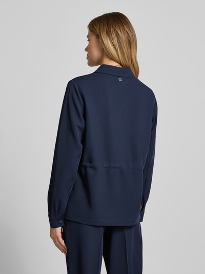 Männermodel trägt Regular Fit Longblazer mit Brustpattentaschen von s.Oliver BLACK LABEL, granatowy, krój regular fit, długi fason, jednolity, długie rękawy z mankietami, kieszenie z patkami na piersi, tunel w talii, widok całej sylwetki z tyłu.