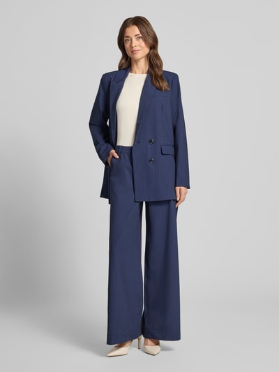 Vrouwenmodel draagt donkerblauwe blazer met dubbele knoopsluiting, Reverskraag, Paspelzak op de borst, Klepzakken, boxy fit, Materiaalmix met viscose, Model 'Lana' van My Essential Wardrobe, Ganzkörperansicht von vorne.