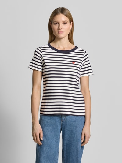 Frauenmodel trägt T-Shirt mit Rundhalsausschnitt und Stitching von Smith and Soul aus Reine Baumwolle, Regular-Fit, Ganzkörperansicht von vorne.