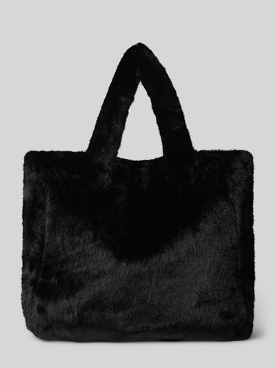 Produktfoto, Tote Bag aus Kunstfell Modell 'Anastasie' von Guess in Schwarz mit Tragehenkel, Logo-Applikation und offenem Hauptfach, samtige Textur. Breite 42 cm, Länge 35 cm, Tiefe 13 cm, Schulterriemen 45 cm.