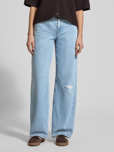 Frauenmodel trägt Relaxed Fit Jeans im Used-Look Modell 'MEDLEY' von Drykorn, hellblaue Baumwolle, Vintage-Details, Nahaufnahme Oberkörper. Damen Jeans, Bundweite 40 cm, Innenbeinlänge 81 cm.