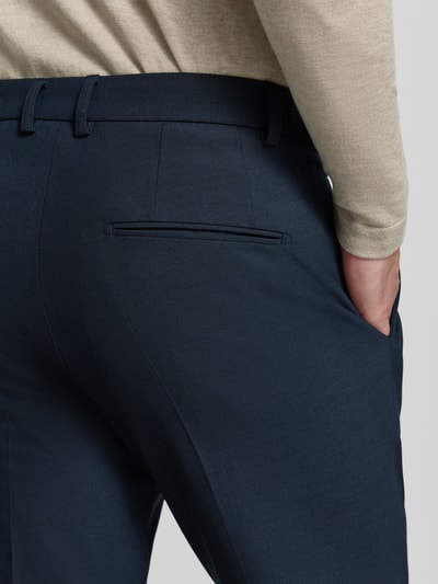 Männermodel trägt P&C Special - Exklusiv bei P&C Slim Fit Anzughose Modell 'Salto' von CINQUE in Dunkelblau, Material-Mix, Detailaufnahme Rückansicht.