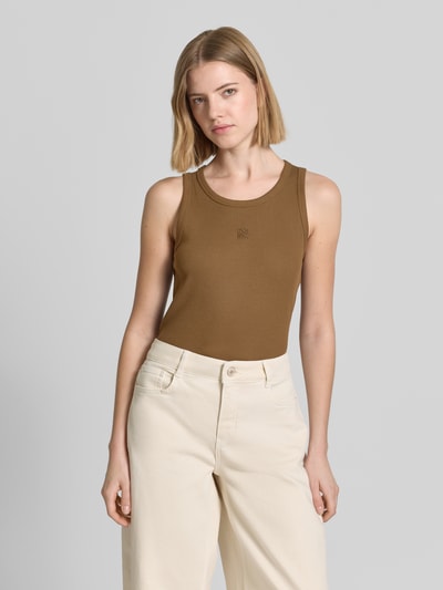 Frauenmodel trägt Regular Fit Tank Top aus Baumwoll-Mix von s.Oliver RED LABEL, Optik: Unifarben, Passform: Regular-Fit, Rundhals, Stickerei, breite Träger, Materialverarbeitung: Ripp, Farben: Braun und Weiß, Ganzkörperansicht von vorne.