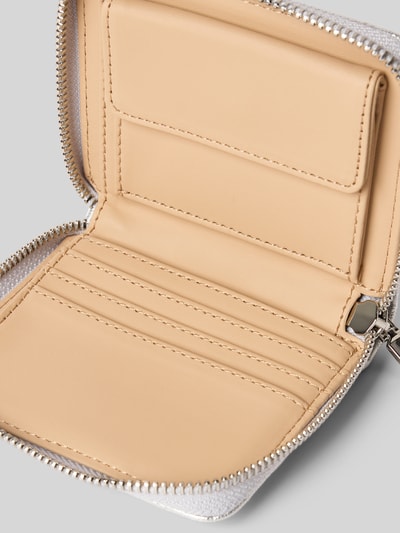 Guess Portfel z wytłoczonym logo na całej powierzchni model ‘Aldina’ Srebrny 3