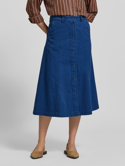 Frauenmodel trägt spódnica midi z bawełny o linii a w tkaninie stylizowanej na denim, model 'Ally' od Mustang, listwa guzikowa, wpuszczane kieszenie, szerokość w rozmiarze 27: 38 cm, całkowita długość w rozmiarze 27: 81 cm, widok z przodu, całe ciało