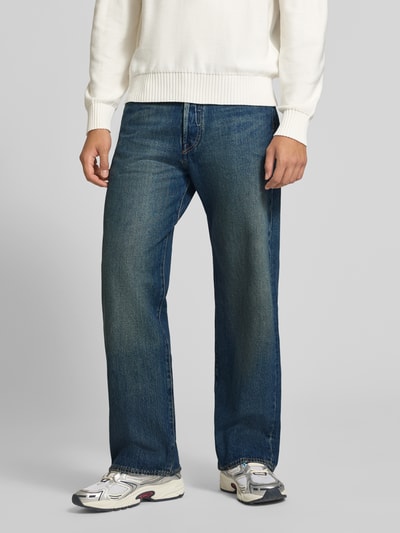 Männermodel trägt blaue Loose Fit Jeans aus reiner Baumwolle Modell '501®' von Levi's®, Herren Wide & Loose Fit Jeans, Ganzkörperansicht von vorne.