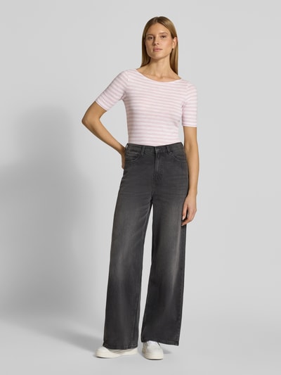 Frauenmodel trägt Slim Fit T-Shirt aus reiner Baumwolle von Marc O'Polo, Optik:Allover-Muster, gestreift, Logo-Print, U-Boot-Ausschnitt, Kurzarm, Ganzkörperansicht von vorne.
