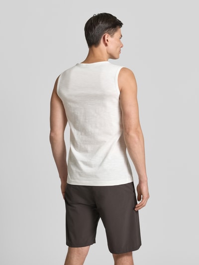 Männermodel trägt Tanktop mit Statement-Print und Rundhalsausschnitt von Lerros aus Reine Baumwolle, Regular-Fit, Rückenlänge 67 cm, Ganzkörperansicht Rückansicht.