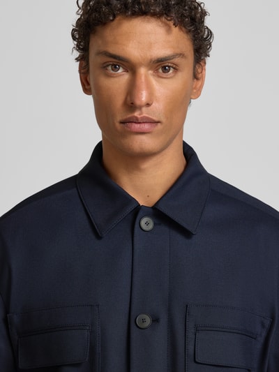 Männermodel trägt Regular Fit Hemdjacke mit Viskose-Anteil Modell 'JULIANO' von HUGO, Optik: Unifarben, Nahaufnahme Oberkörper.