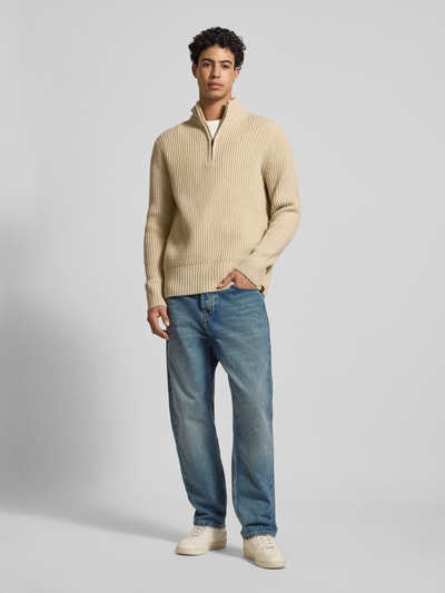 Męski model nosi Straight Fit Jeans mit 5-Pocket-Design od Carhartt Work In Progress, bawełna, niebieski, widok całej sylwetki z przodu.