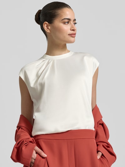 Frauenmodel trägt T-Shirt mit Drapierungen und Kappärmeln von Jake*s Collection in Creme, Satin, Regular Fit, Rundhalsausschnitt, Nahaufnahme Oberkörper
