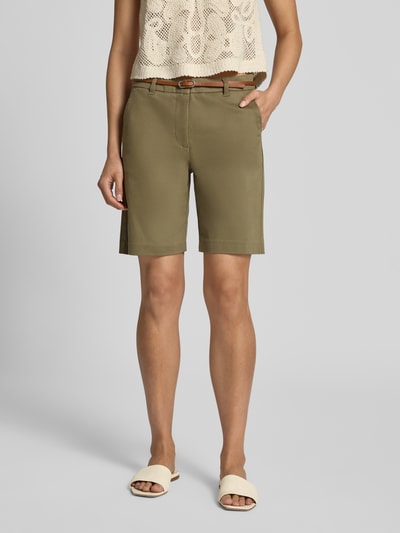 Vrouwenmodel draagt bermudashorts van katoen en elastaan, regular fit, Model 'Days' van b.young, met riem; voorkant, close-up bovenlichaam