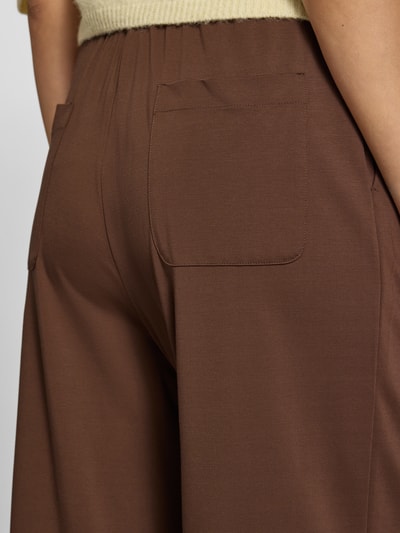 Frauenmodel trägt Regular Fit Anzughose mit elastischem Bund Modell 'MODICO' von Weekend Max Mara, Optik: Unifarben, seitliche Eingrifftaschen, Nahaufnahme Rückansicht.