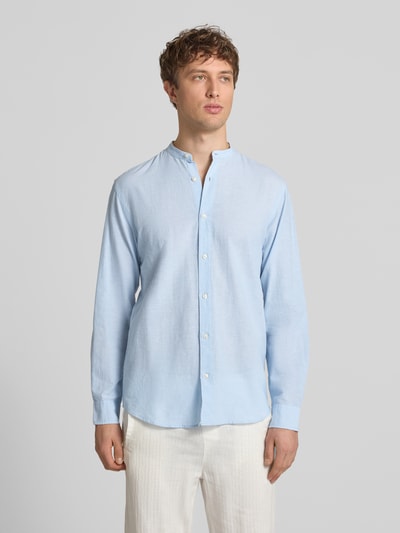 Mannelijk model draagt lichtblauw vrijetijdsoverhemd met opstaande kraag van mix van katoen en linnen model 'BREEZE' van Jack & Jones, regular fit, knoopsluiting, ruglengte maat M 75 cm, schouderbreedte 48 cm, mouwlengte 64 cm, voorkant volledig zichtbaar, overhemden. Ganzkörperansicht von vorne.