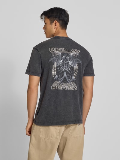 Männermodel trägt Regular Fit T-Shirt aus reiner Baumwolle von Replay in Melange-Optik mit Label-Detail, Rückenansicht, Ganzkörperansicht von hinten, Rückenlänge bei Größe M 75 cm.