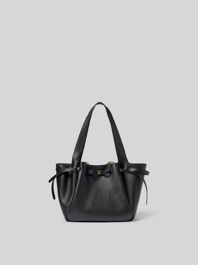 Produktfoto, Handtasche mit Logo-Detail von Tory Burch in Schwarz mit Strukturmuster, Magnetverschluss, schmale Schulterriemen, Innenfach mit Reißverschluss, Maße 37 cm Breite, 27 cm Länge, 17 cm Tiefe
