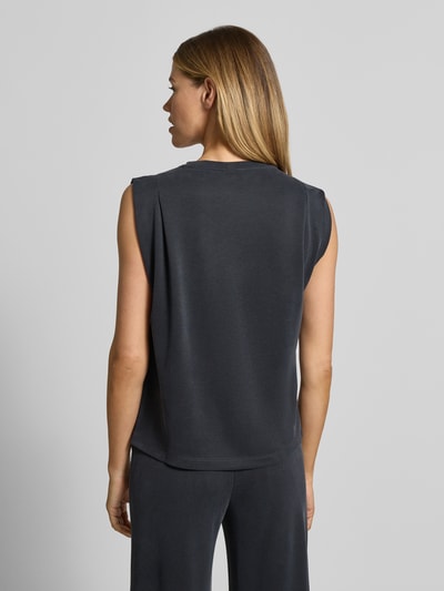 Frauenmodel trägt Top aus Modal-Mix mit Rundhalsausschnitt von Jake*s Collection in Dunkelgrau, glatte Textur, Regular Fit, Rückansicht Ganzkörperansicht.