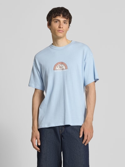 Männermodel trägt T-Shirt mit Label-Print und Rundhalsausschnitt von Jack & Jones in Hellblau, Reine Baumwolle, Regular-Fit, Ganzkörperansicht von vorne.